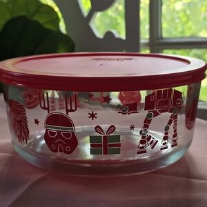 Pyrex Star Wars Disney Holiday Christmas Storage Container with Lid 7"